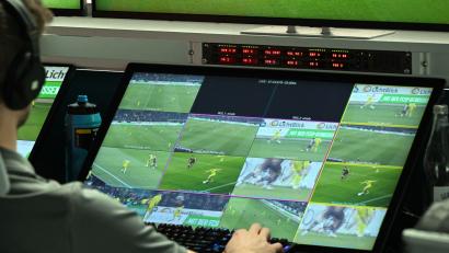 Bild: Federico Gambarini/dpa
Ein Video-Schiedsrichter hat mehrere Kameraeinstellungen im Blick. (Archivbild)