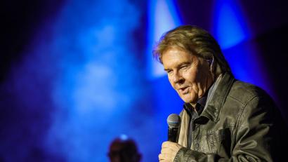 Bild: Christoph Reichwein/dpa
Als frisch gekürter Album-Charts-Spitzenreiter auf der Bühne: Howard Carpendale.