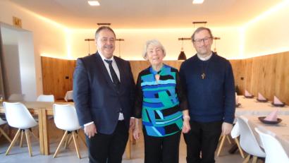 Bild: dpe
Bürgermeister Peter Dotzler (links) und Pfarrvikar Christian Preitschaft gratulieren Erika Schenk zum 90. Geburtstag.