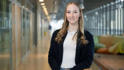 Bild: Sebastian Kahnert/dpa
Die 20 Jahre alte Lilly Hiebenthal aus Sachsen leidet an einer äußert seltenen Immunkrankheit.