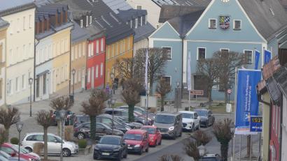 Archivbild: rn
Für das Anwesen Marienplatz 41 (rote Hausfront), das Verwaltungsstellen der Stadt aufnehmen soll, beschloss der Stadtrat die Entrümpelung.