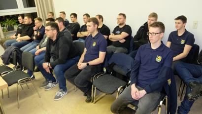 Bild: Robert Dotzauer
Die Beratungen im Gemeinderat zur Bestellung eines neuen Tragkraftspritzen-Fahrzeuges (TSF-W) stößt bei den Feuerwehrkameraden auf großes Interesse.