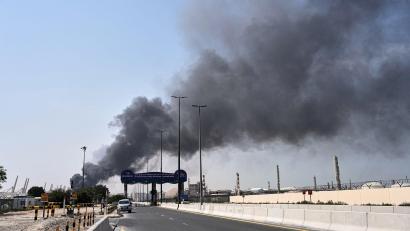 Bild: Fatima Shbair/AP/dpa
Rauch steigt auf nach iranischem Drohnenangriff im Hafengebiet von Dubai auf.