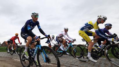 Bild: David Pintens/Belga/dpa
Juri Hollmann (l) im Trikot seines früheren Teams Movistar. (Archivbild)