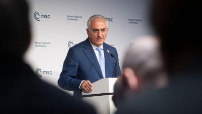 Bild: Marijan Murat/dpa
Der Sohn des gestürzten Schahs legt seine Ideen für die Zukunft des Irans dar. (Archivbild)