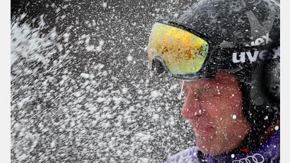 Bild: Karl-Josef Hildenbrand/dpa
Romed Baumann bekommt in Garmisch eine Schampusdusche verabreicht.