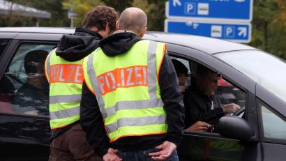 Symbolbild: ggö
Einen Schlagring sowie 60 verbotene Feuerwerkskörper fanden Grenzpolizisten bei einer Kontrolle im Kofferraum eines Autos.