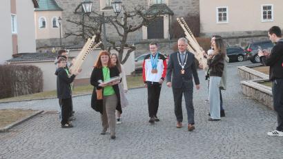 Bild: pi
Flankiert von den Flossenbürger Burgschützen zieht Luca Preisinger mit Bürgermeister Thomas Meiler zum Rathaus.