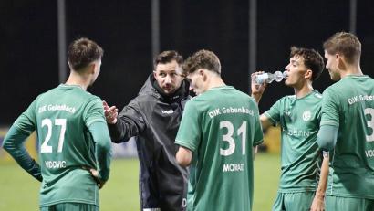 Archivbild: Hubert Ziegler
Trainer Dominic Rühl (Zweiter von links) und die DJK Gebenbach kehrten mit einer 0:1-Niederlage aus Würzburg heim.