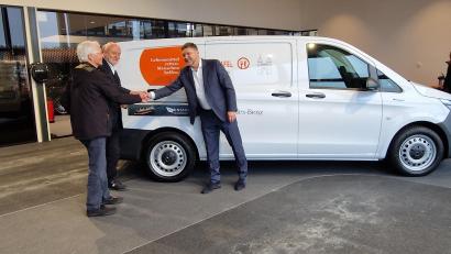 Bild[M]:Pirzer Bernhard Saurenbach
Geschäftsführer Markus Hiltl (rechts) und Jürgen Ruttmann, Gründer Minship (Mitte) übergeben das neue Autor an Bernhard Saurenbach von der Amberger Tafel.