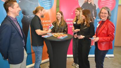 Bild: jr
Andre Putzlocher (2. von links) von der Hotel- und Tourismusschule Wiesau im Gespräch mit Jugendlichen, mit dabei Martina Puff (rechts) und Philipp Lippert (links) vom Arbeitskreis Schule&Wirtschaft.