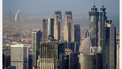 Bild: Kamran Jebreili/AP/dpa
Einige beliebte Reiseziele liegen in der Golfregion, etwa Dubai – hier sind nun viele deutsche Urlauber gestrandet. (Archivbild)