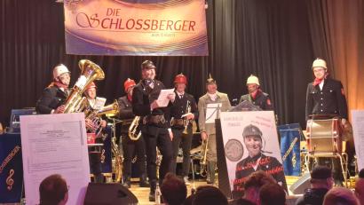 Bild: gz
Die acht strammen Feuerwehrmänner bewarben sich mit ihrem Spitzenkandidaten „Kommandant Fabian Wild“ mit einem Plakat für die Bürgermeisterwahl.