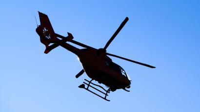 Bild: Julian Stratenschulte/dpa
Nach Angaben der Polizei war ein Rettungshubschrauber im Einsatz. (Symbolbild)