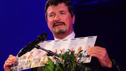 Bild: Kunz
"Da sind ja mehr Doktoren drauf als im Ärztehaus." Wolfgang Krebs als Ministerpräsident Markus Söder mit einem Kommunalwahl-Flyer der Weidener CSU.