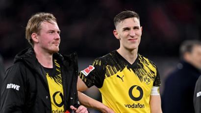 Bild: David Inderlied/dpa
Wieder nichts! Julian Brandt (links) und Nico Schlotterbeck blicken nach dem 2:3 gegen die Bayern ins Leere.