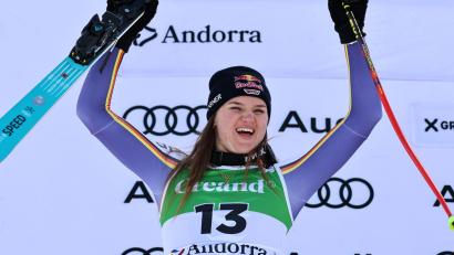 Bild: Marco Trovati/AP/dpa
Emma Aicher jubelt über Platz zwei im zweiten Super-G von Soldeu.