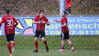 Bild: Dieter Jäschke
Zweifachtorschütze David Bezdicka (rechts) und Nico Argauer (daneben) sorgten für die Oberwildenauer Treffer.