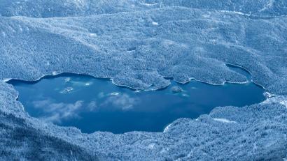 Bild: Peter Kneffel/dpa
Der Eibsee ist im Winter oft zugefroren. (Symbolbild)