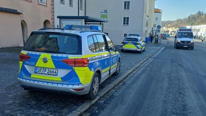 Bild: Markus Zechbauer/zema-medien.de/dpa
Mehrere Streifenbesatzungen, die Bereitschaftspolizei, Spürhunde und ein Polizeihubschrauber suchten erfolglos nach dem 22-Jährigen.