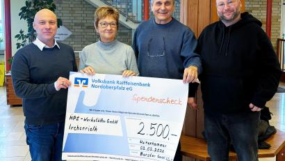 Bild: Petra Kummer
Spenden statt Geschenke: Steven Erfmann, Vertriebsleiter der Firma Bergler (l.) und Prokurist Florian Eder (r.) überreichten an die stellvertretende HPZ-Vorstandsvorsitzende Brigitte Kraus (2. v. l.) und an Aufsichtsrat Max Hohlrüther (2. v. r.) den Spendenscheck über 2500 Euro.