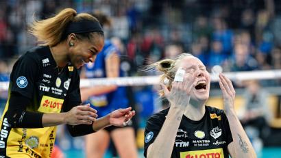 Bild: Uwe Anspach/dpa
Laakonen (r) konnte die Pokal-Sensation kaum fassen.