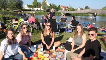 Archivbild: Konrad Rosner
Was kann es Schöneres geben, als im Rahmen des Musiksommers im Fischhofpark zu picknicken? Der Kultursommer 2026 startet am 12. Juni.