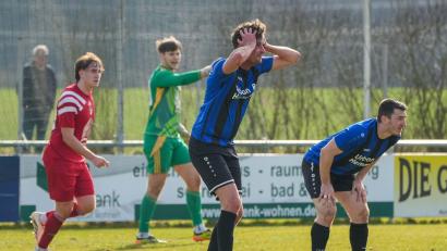 Bild: Salvatore Giurdanella
Es war für Josef Rodler (vorne) und Co. zum Haare raufen: Der Ball wollte am Samstag nicht ins gegnerische Tor, zudem verweigerte der Schiedsrichter den Weidenern einen möglichen Foulelfmeter. Rodler zeigt sich auf dem Bild fassungslos über die Entscheidung.