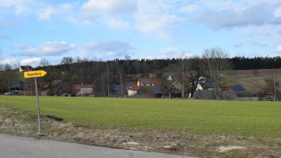 Bild: bnr
Auf der freien Fläche vor der Ortschaft Rappenberg soll eine Agri-PV Anlage errichtet werden. Die Baugenehmigung wurde bereits erteilt.