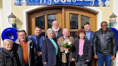 Bild: mab
Sichtlich wohl fühlt sich der Jubilar (Mitte) inmitten der Gratulanten zum runden Neunziger.