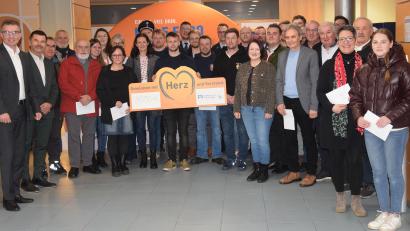 Bild: bö
Mit fünf Euro waren sie alle dabei - aus dem Raiffeisen-Gewinnsparen überreichten die Vorstände der Raiffeisenbank Unteres Vilstal Karl Schlagbauer und Michael Doblinger (von links) 31.750 Euro Spendengelder an verschiedene Vereine und Institutionen aus dem Genossenschaftsgebiet.