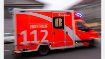 Bild: Monika Skolimowska/dpa
Der Rettungsdienst wird bei seinem Einsatz von Schaulustigen gestört. (Symbolbild)