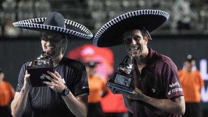 Bild: Eduardo Verdugo/AP/dpa
Alexander Zverev bei der Siegerehrung mit Doppel-Partner Marcelo Melo