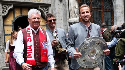 Bild: Daniel Löb/dpa
OB Dieter Reiter (l, mit Thomas Müller und Harry Kane) ist bekennender Fan des FC Bayern. (Archivbild)
