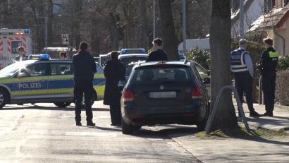 Bild: Ulf Zurlutter/Nord-West-Media TV/dpa
In einem Wohnhaus in Bramsche fanden Polizisten einen toten Mann und konnten eine schwerverletzte Frau auch nicht mehr retten.