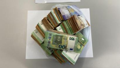 Bild: -/Polizepräsidium Niederbayern/dpa
Die Beamten stellten die Geldscheine sicher.