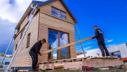 Bild: Jens Büttner/dpa
Wer für den Hausbau auf Holz setzen will, muss künftig in Bayern wieder tiefer in die Tasche greifen - denn die staatliche Förderung endet in diesem Jahr. (Symbolbild)