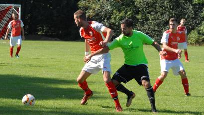 Bild: Gebert, Rudolf
Roman Wimmer (am Ball) wechselt vom SC Mähring zum SV Mitterteich.