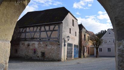 Bild: bö
Ein Ortstreff mit Eisdiele und Kiosk: Das kann sich Investor Timo Traeger als neue Nutzung für das alte Feuerwehrhaus in Schmidmühlen vorstellen.