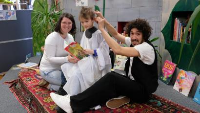 Bild: Bäumler
Beim kostenlosen Vorlese-Haarschnitt hatten alle Beteiligten eine Menge Spaß. Damit war das Ziel von Friseur Danny Beuerbach erreicht.