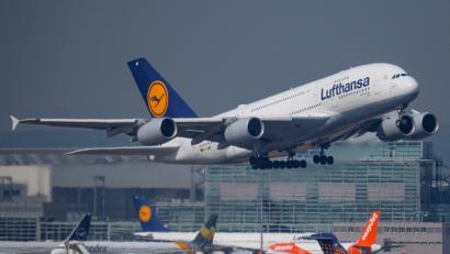 Bild: Lennart Stock/dpa
Ein Airbus A380 der Lufthansa ist ohne Passagiere von Abu Dhabi in Richtung München gestartet. (Archivbild)