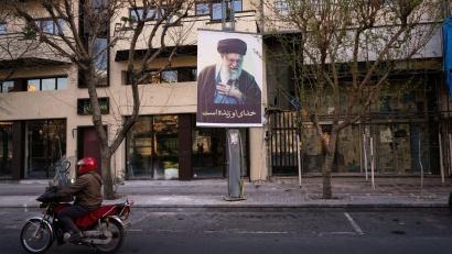 Bild: Vahid Salemi/AP/dpa
Bei den Angriffen auf den Iran wurde auch Staatsoberhaupt Chamenei getötet.