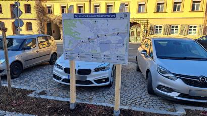 Bild: Thomas Hottner
Der neu gestaltete Infopoint zwischen dem Rathaus der Stadt Schnaittenbach und der St.Vitus Kirche Schnaittenbach