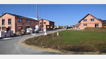 Bild: Gerhard Franz
Zügig wird in Gebenbach Nord-West gebaut. Bis auf ein Grundstück sind alle Parzellen in diesem Baugebiet mittlerweile veräußert. Im gemeindlichen Haushalt für das laufende Jahr sind nur noch 162.000 Euro für restliche Erschließungskosten eingestellt.