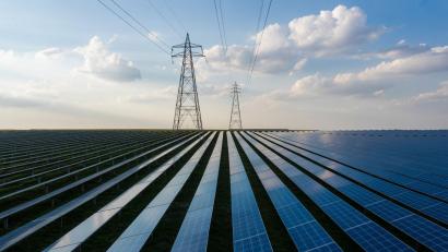 Symbolbild: PVMarktplatz/PVMarktplatz/obs
Der Photovoltaikausbau ist in Bayern mehr als in Plan. Stromleitungen und Windkraftanlagen fehlen dagegen noch.
