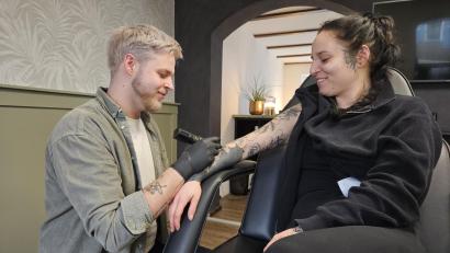 Bild: Sonja Kaute
Lukas Günther (26) hat in Eschenbach direkt am Marienplatz in der Hausnummer 40 das Tattoo-Studio Botanica eröffnet. Seine Schwester Selina Günther lässt sich dort von ihm in mehreren Sitzungen den ganzen Arm tätowieren.