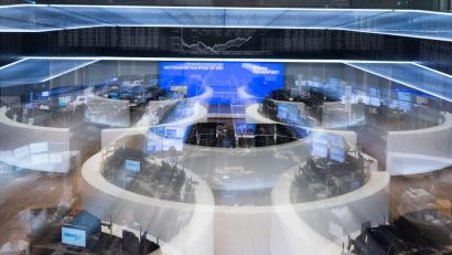 Bild: Boris Roessler/dpa
Börsensaal in Frankfurt: Weltweit geraten die Aktienmärkte unter Druck wegen des Iran-Kriegs