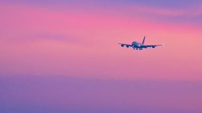 Bild: Malin Wunderlich/dpa
Wegen fehlenden Kabinenpersonals ließ die Lufthansa einen Airbus A380 ohne Passagiere aus Abu Dhabi nach München fliegen. In der Golfregion sitzen Zehntausende Reisende fest.