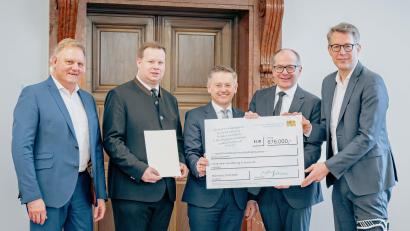 Bild: Axel König/StMWK
Für die Kirche St. Maria Magdalena in Kemnath gibt es einen Zuschuss. Minister Markus Blume (rechts) übergibt in München einen symbolischen Scheck an Kirchenpfleger Reinhard Herr (von links), Pfarrer Thomas Kraus, MdL Tobias Reiß und Bürgermeister Roman Schäffler.