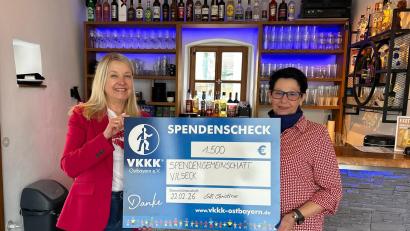 Bild: Alexandra Wildner
Alexandra Wildner (links) und Christine Ertl bei der Spendenübergabe.